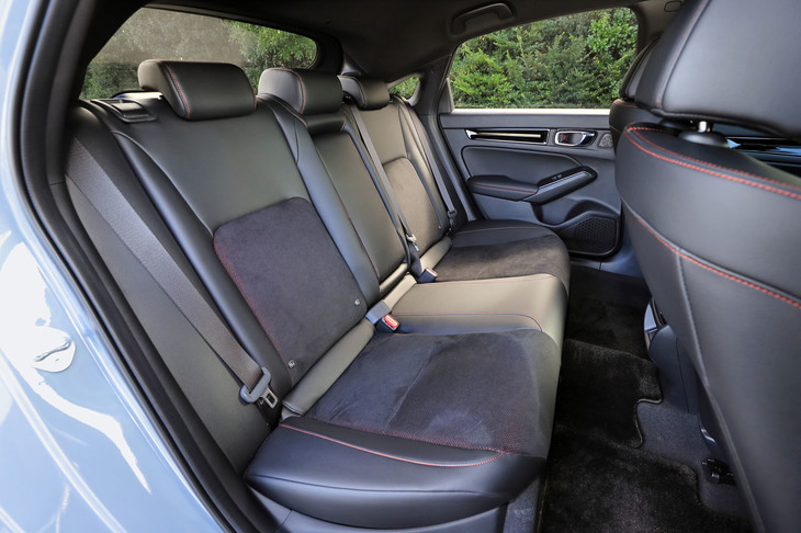 リアシートについては、前後席間距離を35mm拡大するなどして居住性を改善。ベルトラインの低い車体のデザインにより、閉塞（へいそく）感も小さい。