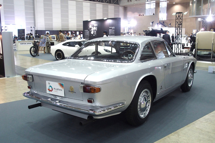 「マセラティ・セブリング シリーズ2」。エンジンは1950年代のF1マシンやレーシングスポーツの血を引く3.5リッター直6 DOHCだが、ボディーは意外にコンパクトで5ナンバー枠に収まるサイズ。