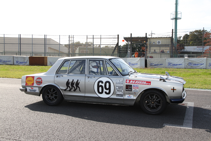 スタート5分前。チームクルーが去り、グリッドにひとり残される剣さん。ドライバーがふと孤独を感じるとき……なのかな？