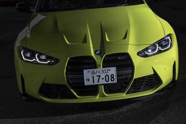 発表されるや賛否両論の議論を巻き起こした巨大なフロントグリル。これに合わせてボンネットも大胆な造形になっていることが分かる。