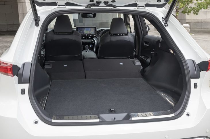 リアシートの背もたれは6：4分割で前に倒せる。床面がフラットなので使い勝手は良好。