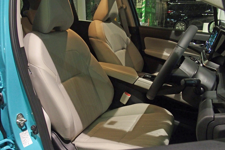 縦基調のランダムストライプ表皮が採用された新デザインのシートも、最新型「ノート」における特徴のひとつ。内装色はエアリーグレー（写真）とブラックの2種類から選択できる。