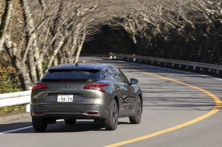 【シトロエンC5 Xシャイン パック】
	ボディーサイズ：全長×全幅×全高＝4805×1865×1490mm／ホイールベース：2785mm／車重：1520kg／駆動方式：FF／エンジン：1.6リッター直4 DOHC 16バルブ ターボ／トランスミッション：8段AT／最高出力：180PS（133kW）/6000rpm／最大トルク：250N・m（25.5kgf・m）/1650rpm／タイヤ：（前）205/55R19 97V／（後）205/55R19 97V（グッドイヤー・エフィシェントグリップ パフォーマンス）／燃費：--km/リッター／価格：530万円
	
	【取材時の燃費データ】
	テスト距離：307.0km（市街地1：高速道路7：山岳路2）／使用燃料：30.1リッター（ハイオクガソリン）／参考燃費：10.2km/リッター（満タン法）／10.4km/リッター（車載燃費計計測値）