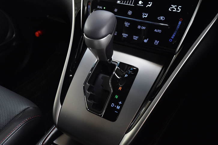 ターボ車のトランスミッションは、6段AT。シフトレバー周辺のパネルは、「プログレス“Metal and Leather Package”」では、アルミヘアライン仕上げとなる。