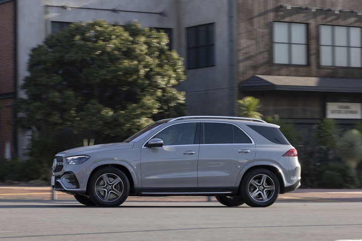 最低地上高は215mmを確保。直6モデルの「450d 4MATIC」では強化アンダーフロアパネルがオプション設定されるなど、オフロード走行も視野に入れたラグジュアリーSUVだ。