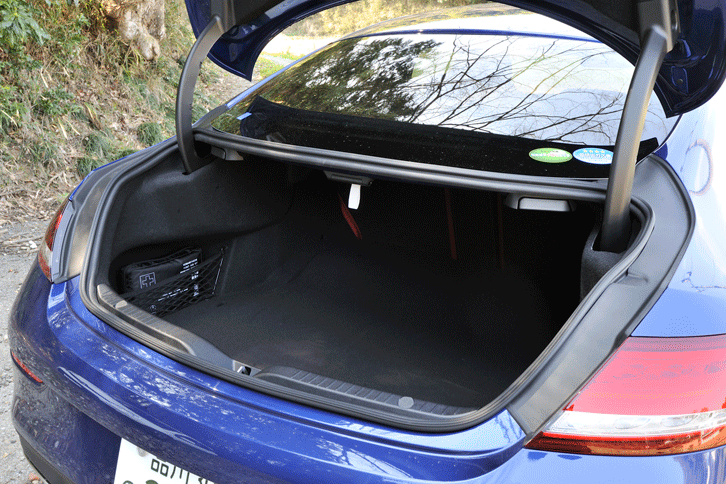 トランクルームの容量は400リッター。後席は4：2：4の3分割可倒式となっている。（写真をクリックすると、シートの倒れる様子が見られます）