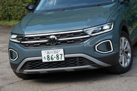 2022年7月に日本に導入された「Tロック」のマイナーチェンジモデル。外装では前後バンパーやフロントグリルの意匠が変更となり、フロントには新たにLEDのイルミネーションが採用された。