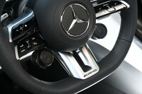 ステアリングホイールにはドライブモードセレクターと、シャシーやパワートレイン、リアスポイラーなどを個別にセッティングするためのダイヤルが備わっている。