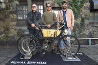 ロイヤルエンフィールドが“最初の一台”のレプリカを日本初公開　走る姿を披露