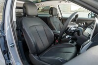 「リラクゼーションコンフォートシート」と名づけられた前席には、休憩中に役立つフットレストが備わっている。