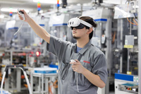 VR技術を用いれば、日本にいながらドイツでの技術研修の受講が可能に。またバーチャル空間を介して、製造現場での問題の共有も容易となるとされる。