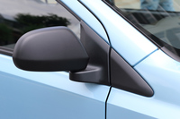 上級グレードのドアミラーが電動格納式なのに対し、「L／L“SA III”」のそれは手動で格納するタイプ。ミラーカバーもボディー同色ではなく黒となっている。