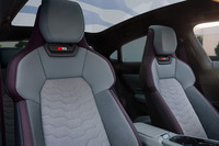 「RS e-tron GTパフォーマンス エクスクルーシブエディション」のスポーツシートには、ベンチレーションとマッサージ機能が組み込まれている。