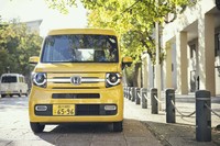 愛嬌（あいきょう）のある丸目のフロントフェイスは「＋STYLE FUN」の特徴のひとつ。同グレードは全高1945mmのハイルーフ仕様だが、ほかに標準ルーフ（同1850mm）のグレードも選べる。