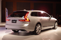 ワゴン「V90」のリアビュー。初期のコンセプトモデルに見られた、特徴的なデザインのリアランプが与えられている。