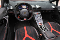 「ウラカン」と基本的には同じデザインを採用するインテリア。ただし、軽量化のためにインパネやエアコンの吹き出し口などがフォージドカーボン製となる。