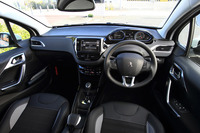 黒を基調とした「アリュール」のインテリア。新グレード「GTライン」では、各部に赤いアクセントが施される。