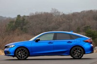 ボディーの全長はCセグメントモデルとしては大きめの4550mm。初代は一番大きな4ドアモデルでも3695mmだった。