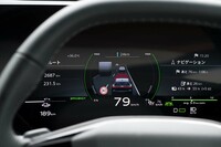 これも新しい電子プラットフォームの恩恵か、各ディスプレイの表示は驚くほど多機能・高精細で、操作に対する反応も非常に滑らかだった。