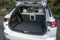 3列目シートは畳んで床下に格納可能で、跡地がフラットになるのもうれしいところ。この状態でゴルフバッグが4個、またはスーツケースが3個積める。