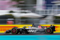 今シーズンは、新たにラスベガスGPを加えアメリカで3回もレースが行われる。2026年からはレッドブルのパワーユニットにフォードのバッジが付き、また元F1ドライバーのマイケル・アンドレッティはキャデラックをパートナーにF1参戦を画策しているといわれ、かの地でのF1人気はとどまるところを知らないようだ。そんななか、アメリカに本拠を置く現行チームのハースは、赤旗でセッションを終えた予選でケビン・マグヌッセン（写真）がチーム最高4位と好位置を獲得。マシンフロアのアップデートに上々の感触を持っていたマグヌッセンは、レースでも気迫のこもった走りでフェラーリらと抜きつ抜かれつを演じ10位入賞を果たした。僚友ニコ・ヒュルケンベルグは、予選12位から15位完走。（Photo=Haas）