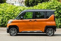 ボディーサイドのプロテクターに見える部分はディーラーオプションのデカール。「DELICA」ロゴ入りのマッドフラップなど、このほかにも力の入ったアクセサリーパーツが用意されている。