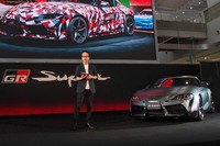 今回は、GAZOO Racing Companyプレジデントの友山茂樹氏に話を聞いた。写真は2019年5月、新型「トヨタ・スープラ」発表会でのワンシーン。なお、同車の正式名称はトヨタ・スープラで、「GRスープラ」はマーケティング活動における名称として用いられる。