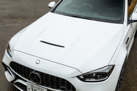 中央が隆起したエンジンフードにはエアアウトレットが備わっている。