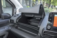 グローブボックスはダッシュボード上部に用意されている。車検証ケースを収納してもまだ容量には余裕がある。