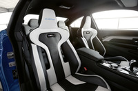 外装色に合わせてカラーコーディネートされたシート。ヘッドレストに「M Heritage」のロゴが入っている。