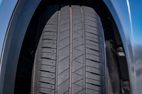 「フィネッサHB01」では、「スリットサイレンサー」と呼ぶ斜めの溝をアウト側のブロックに配置。走行中のノイズを気になりにくい音質へと調律する。スムーズなアスファルト舗装路でのパターンノイズは「エコピアNH200」比で7％低減されている。