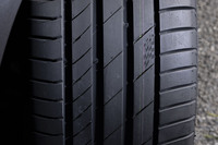 トレッドは高剛性リブとワイドブロックを並べた左右非対称デザイン。今回はウエット路面を試すことができなかったが、4本の太いストレートグルーブが高い排水性を予感させる。