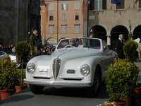 終戦直後のアルファ・ロメオのバッジには、単色のものがみられる。クラシックカーイベント「モデナ・テッラ・ディ・モトーリ」（2003年）にて。