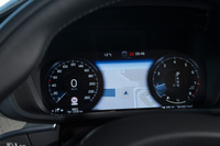 インターフェイスの大きな進化も、新世代ボルボの特徴。インフォテインメントシステムをつかさどる縦型のタッチスクリーンや、メーター代わりのデジタル液晶ドライバーディスプレイに加え、「T5 AWDインスクリプション」にはヘッドアップディスプレイも標準装備される。