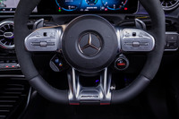 オプションの「AMGパフォーマンスステアリング」には、「AMG DYNAMIC SELECT」と呼ばれる走行モード切り替えスイッチがステアリングホイール右下に、サスペンションやESPの切り替えスイッチが左下に備わる。