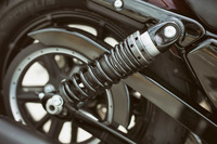 リアサスペンションはクラシカルなデュアルピストン式。専用開発のミシュランタイヤとも相まって、快適な乗り心地を実現している。