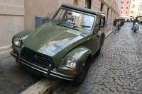 スペイン階段近くで発見した「シトロエン・ディアーヌ」。現役時代、イタリアの若者の間で“ナウい”モデルの一台であった。