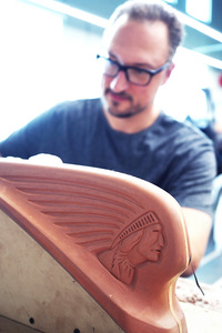 フロントフェンダーを飾るマスコットのクレイモデル。インディアンの誕生は1901年のことで、以来100年以上にわたり、アメリカンモビリティーの変遷を見守り続けてきた。