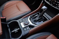 トランスミッションは「リニアトロニック」と呼ばれるCVTのみ。シフトレバーの周辺には走行モードのセレクターや電気式パーキングブレーキのスイッチが並ぶ。
