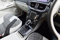 トランスミッションは、アイシン・エィ・ダブリュ製の6段AT。シフトレバーの左側に見えるハンドブレーキのグリップは本革巻きとなる。