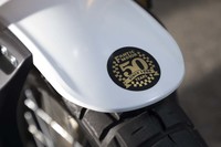 2018年に創業50周年を迎えたファンティック。フロントフェンダーの先端に記念のステッカーが添えられていた。