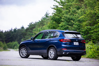 「サードシートローパッケージ」（3列目シート）を選択すると、積載重量にかかわらず常に車高が一定のレベルに調整され、乗り降りや荷物の積み下ろしの際に車高をダウンできる4輪アダプティブエアサスペンションが装備される。