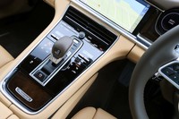 エアコンやシートヒーターの操作はシフトレバー周辺のタッチパネルで行う。操作すると適度なクリック感がフィードバックされるため、使い勝手は良好。