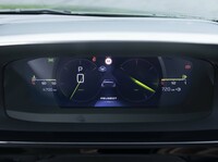 ステアリングホイールの上部前方にレイアウトされる液晶メーターのサイズは10インチ。ナビゲーションを表示できるようになった。