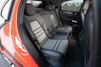 リアシートは4人掛けが標準。無償オプションでセンターの「＋1」シートを追加できる。