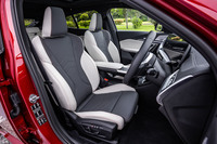 アトラスグレーとスモークホワイトのコンビ表皮カラーを採用する写真の「パーフォレーテッドヴェガンザシート」は、オプションの「ハイラインパッケージ」装着車のみで選択できる。