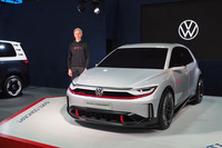 プレスカンファレンスの席上で日本初上陸となる「ID. GTIコンセプト」を紹介したフォルクスワーゲン ジャパンでブランドディレクターを務めるマーティン・ザーゲ氏。