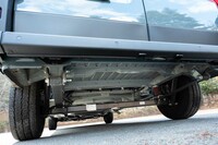 足まわりはフロントがストラットでリアがリーフリジッド。デファレンシャルの備わらないリアアクスルは一直線の鉄の棒だ、