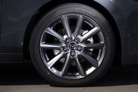 試乗車に装着した「アドバンdB V552」のサイズは215/45R18。写真の18インチに14／15／16／17／19／20インチを加えた、全49サイズという幅広いラインナップを展開している。