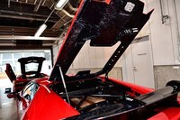 エンジンフードもフォージドコンポジット製。同素材を多用することにより、車両の総重量を40kg削減させた。